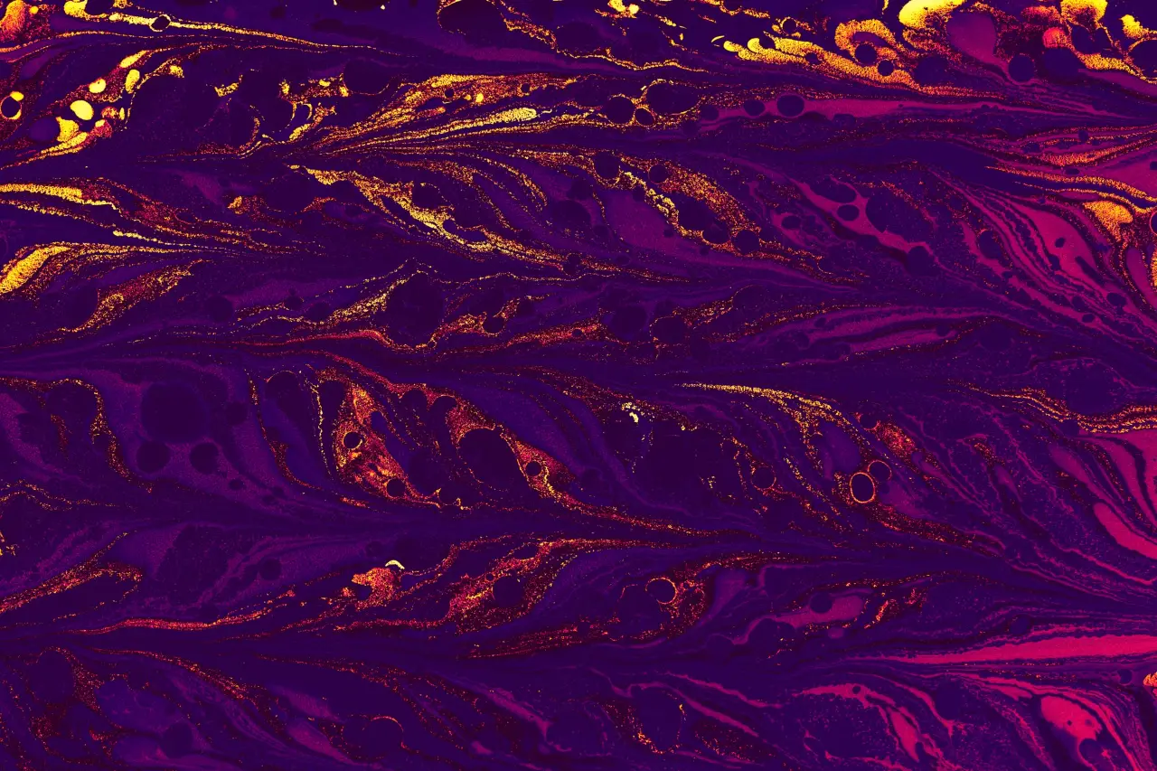 Fließende Farbe in Violett und Gold