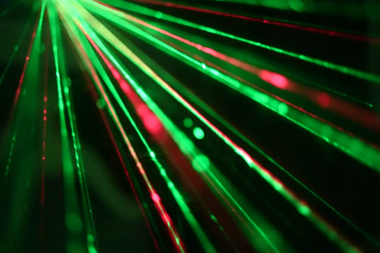 Grüne und rote Laserstrahlen