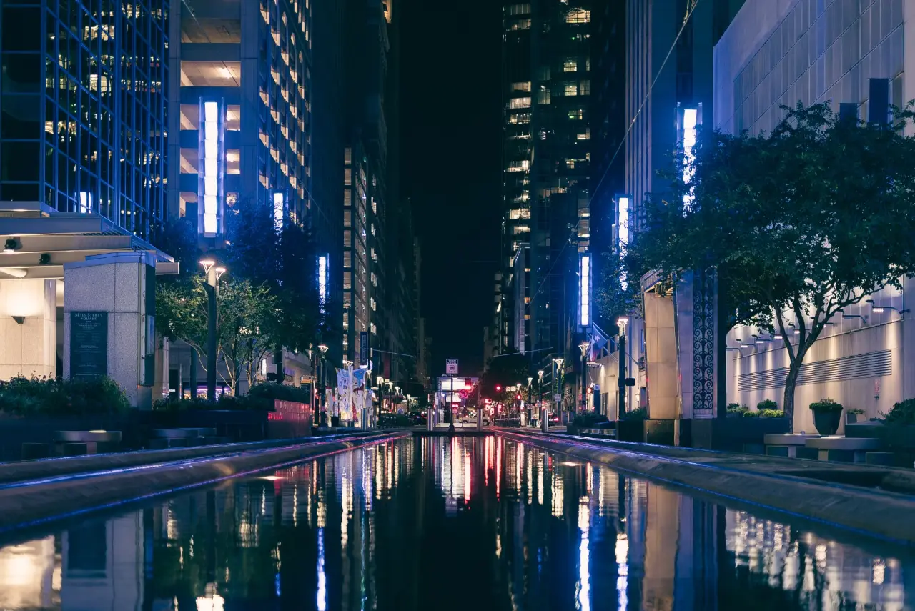 Bürostraße bei Nacht