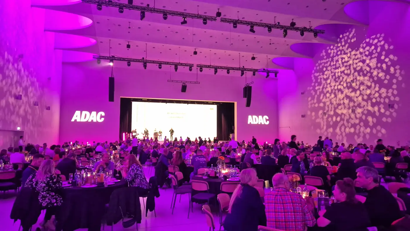 Gala in violettem Licht — Eventfoto aus dem Auftritt von cuecom