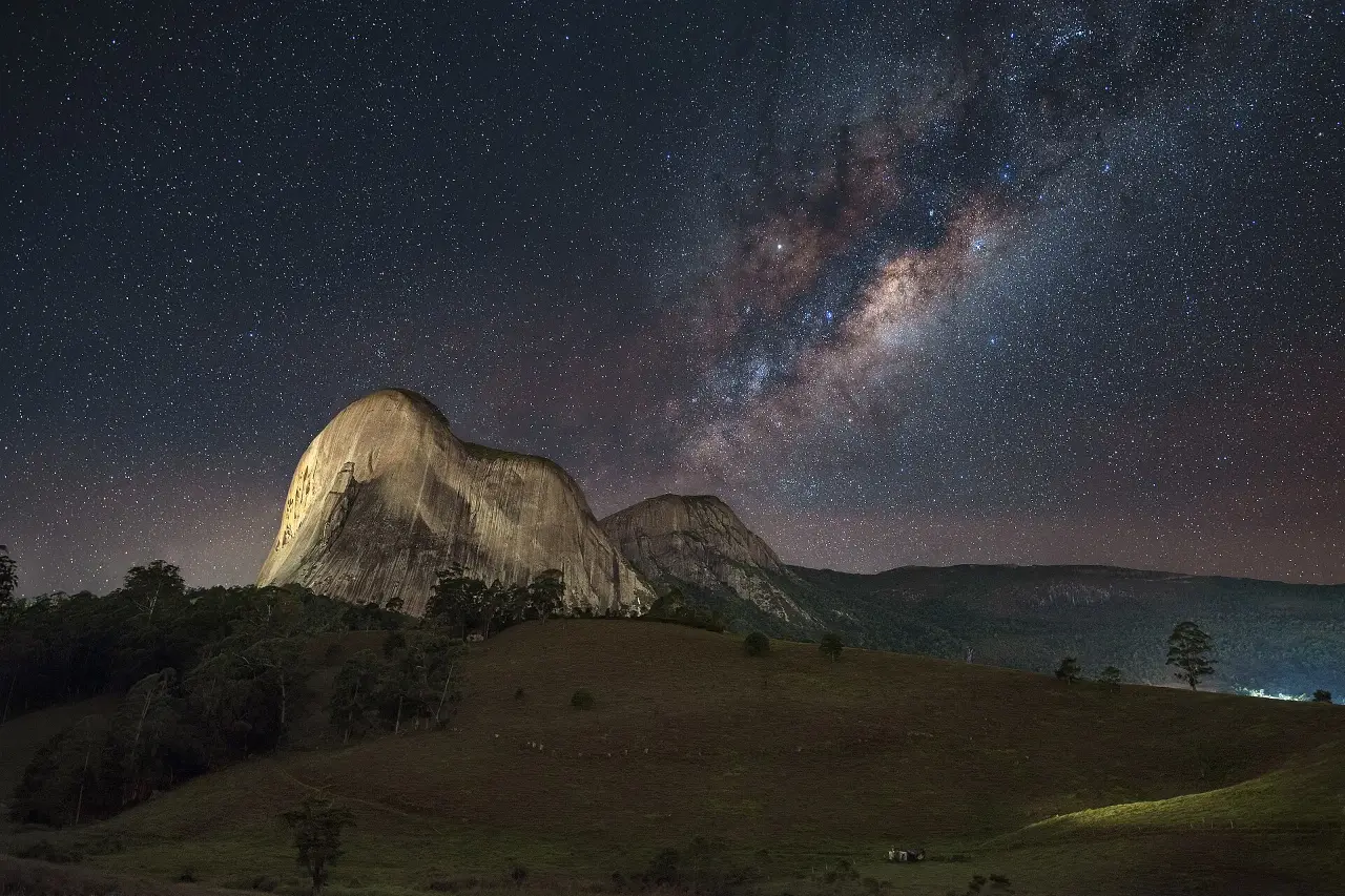 Pedra Azul unter der Milchstraße · Brasilien
